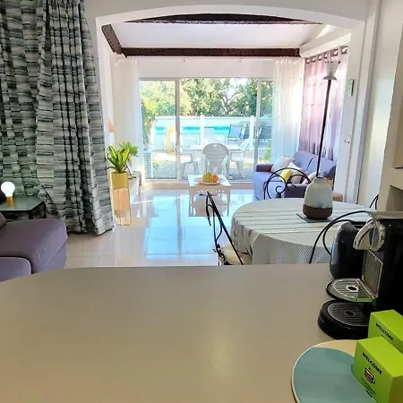 Apartman Studio With A Terrace Garden And Pool In Gassin