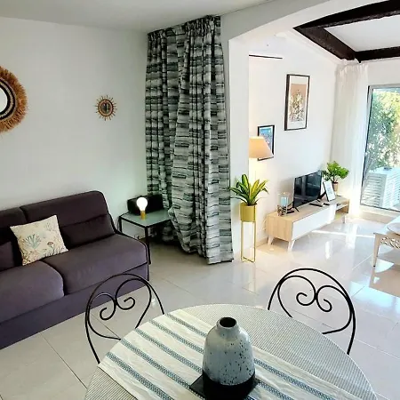 Apartment Studio With A Terrace Garden And Pool In Gassin *