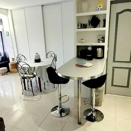 Studio With A Terrace Garden And Pool In Gassin *