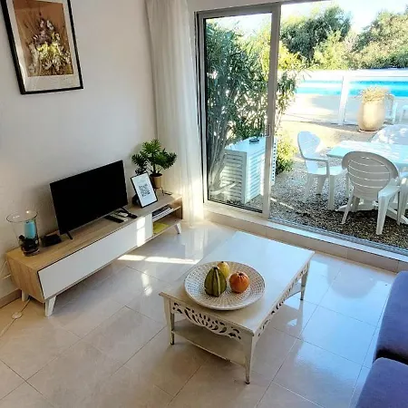 Apartment Studio With A Terrace Garden And Pool In Gassin