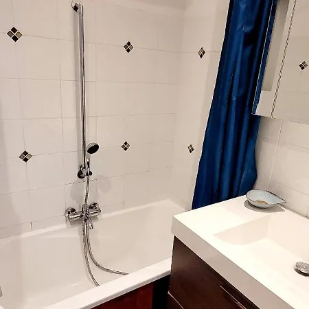 Studio With A Terrace Garden And Pool In Gassin *